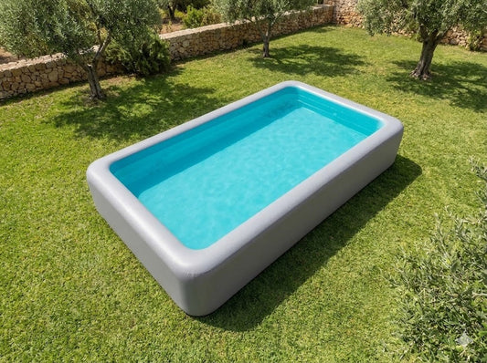 Piscine iPoolgo Line grise installée dans un jardin