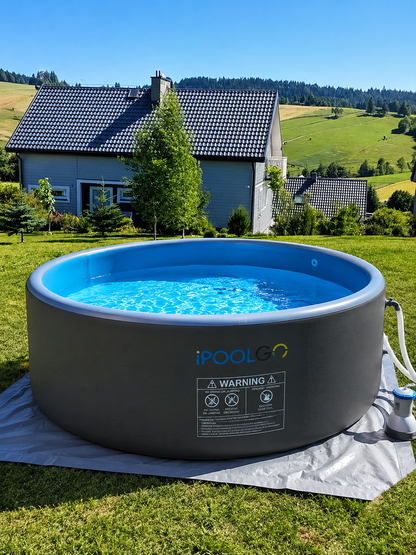 Piscine ronde rigide iPoolgo dans un jardin avec filtration
